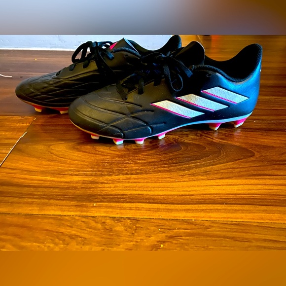 Adidas ladies soccer cleats - Picture 1 of 6